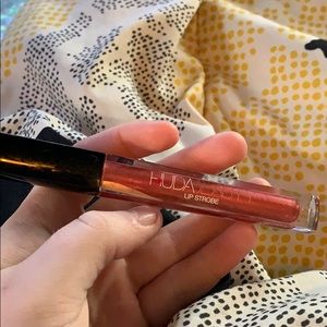 Huda Beauty lip strobe